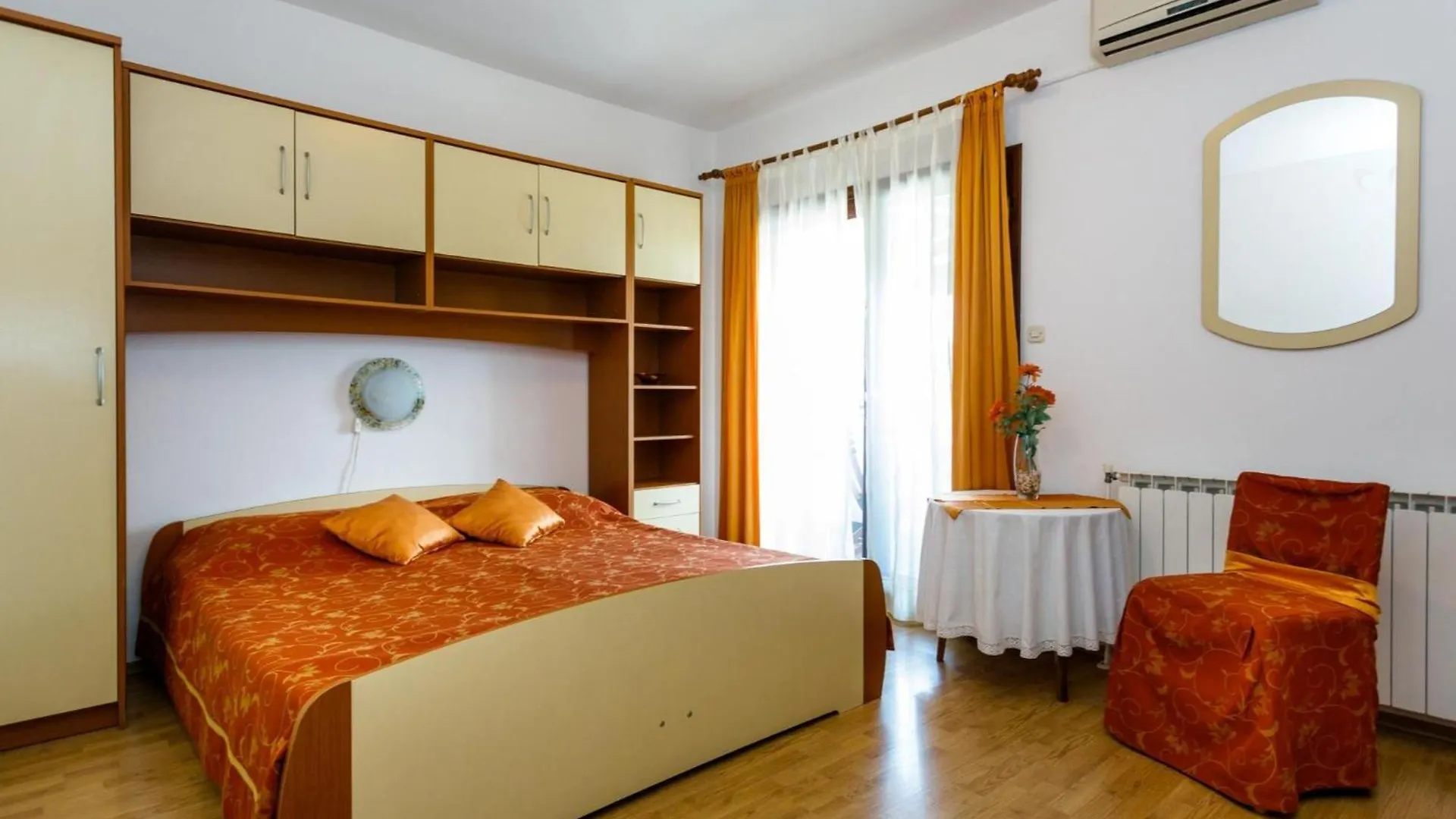 Sunny And Sleek Krk Rooms With Balcony Krk Town 0*,