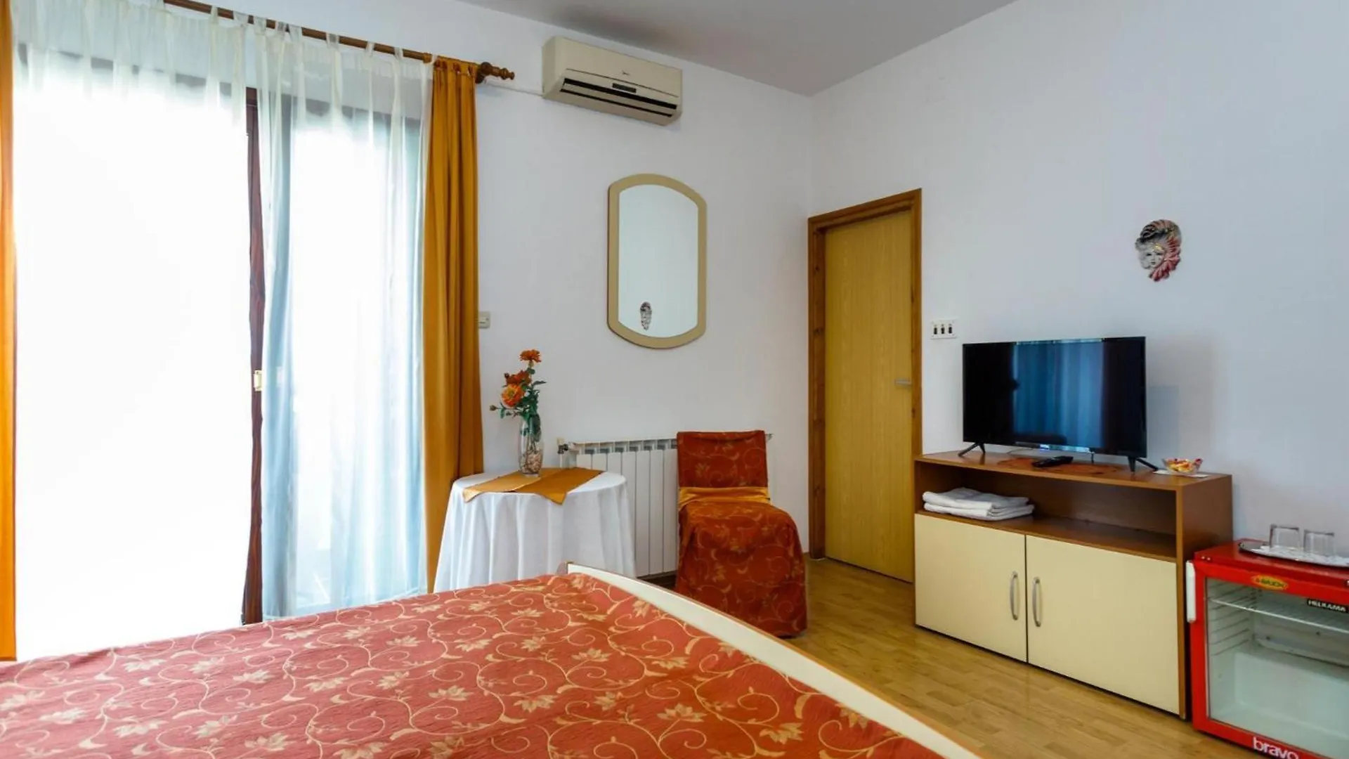 Sunny And Sleek Krk Rooms With Balcony Krk Town Guest house
